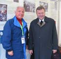 Bischof Bode am Stand des Komitees 2006 in Saarbrücken