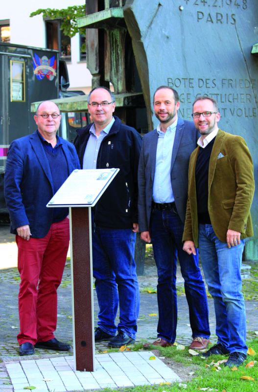 Andreas Schnieder und Stefan Cloer von der Via Guide GmbH mit Frank Trompeter und Thomas Bertram vom Komitee (v.r.n.l.) neben der neuen Informationsstele.