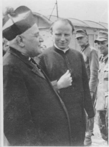 Нунций Ронкали, впоследствии Папа Римский Иоанн XXIII во время посещения «Семинарии за колючей проволокой».