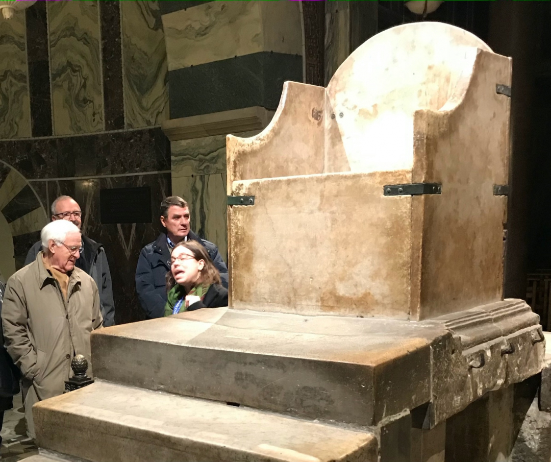 Dans la cathédrale d'Aix la Chapelle, devant le trône de Charlemagne, Jean-Pierre Guérend, à gauche le 17 novembre 2019, au cours de la rencontre annuelle avec l’association sœur allemande. 