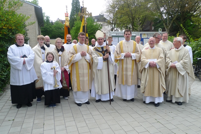  Bild (Hermann Haferkamp): Gruppenfoto aller in der Liturgie Mitwirkenden nach dem Pontifikalamt mit Bischof Pansard in der Heimkehrer-Dankeskirche Heilige Familie in Bochum.