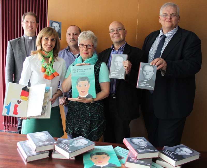 Foto: Pfarrer Stephan Jung, Vorsitzender des Franz-Stock-Komitees / Helga Sölken, Franz-Stock-Gymnasium / Jochen Krautstein, Fachdienstleiter „Schule“ / Sigrid Engler, Stadtbücherei Neheim / Peter Kleine, Fachbereichsleiter „Kultur, Sport, Weiterbildung, Tourismus“ / Bürgermeister Hans-Josef Vogel (Foto: Pressestelle Stadt Arnsberg)