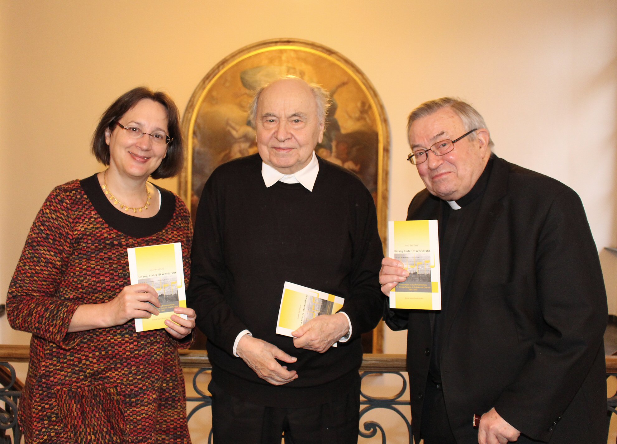 Vorstellung der Erinnerungen an das Priesterseminar für Kriegsgefangene in Orléans und Chartres (v.l.n.r.): Barbara Nichtweiß, Domkapitular Josef Seuffert und Kardinal Karl Lehmann.  © Bistum Mainz / Blum