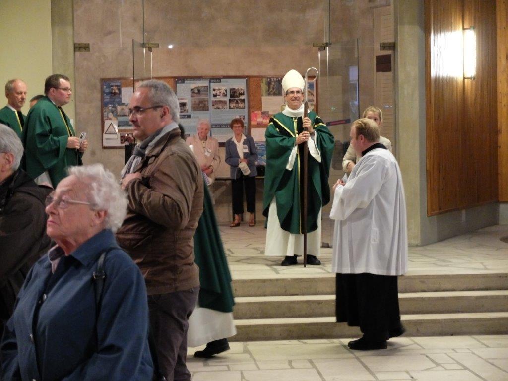 In der Kirche Saint-Jean Baptiste in Chartres-Rechèvres fand Abbé Franz Stock 1963 nach der Umbettung seines Leichnams seine letzte Ruhestätte. Hier wurde ein feierliches Wallfahrtshochamt mit Bischof Msgr. Michel Pansard (Chartres) gefeiert. Die Musikgruppen der Gemeinde gestalteten die Liturgie musikalisch mit der „Messe des Friedens“ von Reimund Hess. Auch die französischen Gottesdienstbesucher waren davon sehr begeistert.