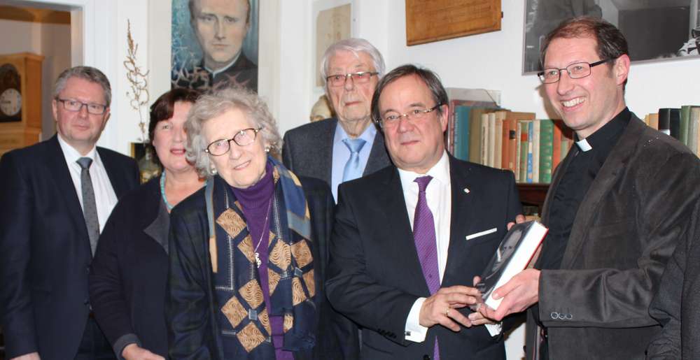 Ministerpräsident Armin Laschet besuchte am Freitag, 19. Januar die Gedenk- und Begegnungsstätte im Elternhaus Franz Stock. Neben dem Vorsitzenden des Komitees, Pfarrer Stephan Jung, wurde er von den Zeitzeugen Theresia Stock (jüngste Schwester Stocks) und Dieter Lanz (einst Seminarist im Stacheldrahtseminar von Chartres) begrüßt. 