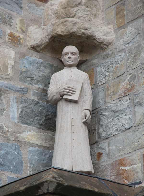 Die neue Skulptur von Abbé Franz Stock steh in einer von bisher zwei unbesetzten Figurennischen am Aufgang zur Sakristei. Foto: pdp/Maria Aßhauer