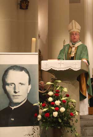 Mit einem Pontifikalamt und der Vereidigung der Mitglieder der kirchenrechtlichen Untersuchungskommission eröffnete Erzbischof Hans-Josef Becker das Seligsprechungsverfahren für den aus dem Erzbistum Paderborn stammenden Abbé Franz Stock.