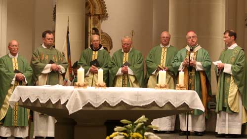 Erzbischof Hans-Josef Becker feierte das Pontifikalamt zur Eröffnung des Seligsprechungsverfahren für Abbé Franz Stock in der Pfarrkirche St. Johannes Baptist in Neheim, in der Franz Stock getauft wurde und seine Primiz feierte. V.r.n.l.: Pfarrer Stephan Jung, Erzbischof Hans-Josef Becker, Generalvikar Alfons Hardt, Dompropst Dr. Wilhelm Hentze, Vizeoffizial Pater Professor Dr. Heinz-Meinolf Stamm OFM, Vizeoffizial Professor Dr. Rüdiger Althaus, Geistlicher Rat Pfarrer i. R. Franz Schnütgen.