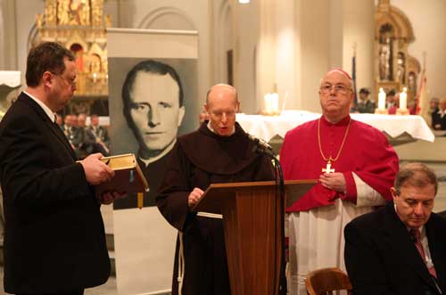 Les membres de la commission chargée du déroulement du procès canonique ayant pour but d’étudier la possibilité de la béatification de Franz Stock ont prêté serment. Mgr. Hans Josef Becker Archevêque de Paderborn a nommé délégué archiépiscopal et vice-officier de l’enquête le chanoine Mgr. Pr. Dr. Rüdiger Althaus (à gauche sur l’image). Le Père Pr. Dr. Heinz Meinolf Stamm OFM  vice-officier de l’enquête a été nommé promoteur de justice.LeDr. Andrea Ambrosi, avocat à Rome et expert en droit canonique est le postulateur.