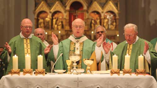 Generalvikar Alfons Hardt, Erzbischof Hans-Josef Becker und Offizial Apostolischer Protonotar Dr. Wilhelm Hentze feierten in der Pfarrkirche St. Johannes Baptist die Eucharistie zur Eröffnung des Seligsprechungsverfahren für Abbé Franz Stock.