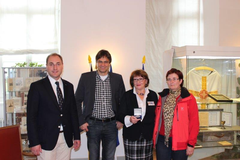 Überreichung der Gedenkmedaille für den Nobelpreis an das Franz-Stock-Komitee. (V.l.n.r.) Benedikt Hoffmann, Peter Liese, Margreth Dennemark, Birgit Sippel.