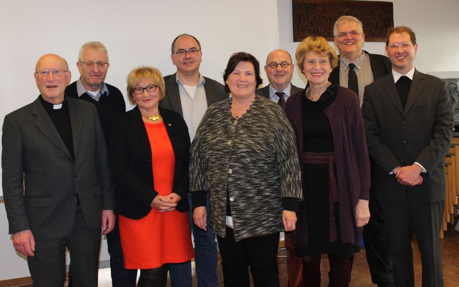 Bürgermeister Hans-Josef Vogel, Marie-France Benoist sowie der geschäftsführende Vorstand des Komitees mit dem Ehrenvorsitzenden Pfarrer i.R. Franz Schnütgen