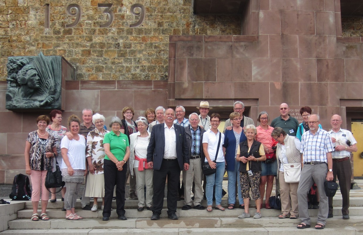 Die Reisegruppe am Mont Valérien bei Paris.