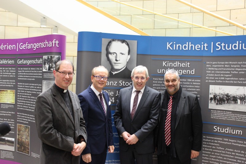 Ausstellungseröffnung in der Bürgerhalle des Landtags mit Pfarrer Stephan Jung, Vorsitzender des Franz-Stock-Komitees für Deutschland, Parlamentspräsident André Kuper, Klaus Kaiser, Parlamentarischer Staatssekretär im Ministerium für Kultur und Wissenschaft, und Landtagsvizepräsident Oliver Keymis