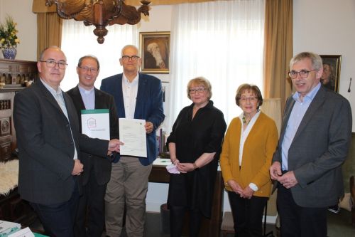 Frank Trompeter und Pfarrer Stephan Jung (Franz-Stock-Komitee), Regierungspräsident Hans-Josef Vogel, Margreth Dennemark und Gertrud Alberternst (Kuratorium Elternhaus Stock) sowie Klaus Kaiser (Parlamentarischer Staatssekretär im Ministerium für Kultur und Wissenschaft des Landes Nordrhein-Westfalen)