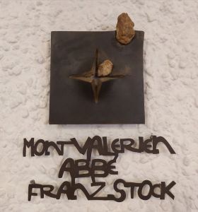 neues Kreuz (von 2002) mit Beschriftung / Erläuterung 