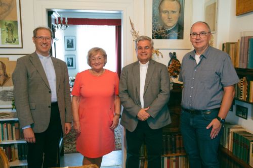 Pfarrer Stephan Jung, Margreth Dennemark, Erzbischof Dr. Udo Markus Bentz und Frank Trompeter im Elternhaus von Franz Stock.