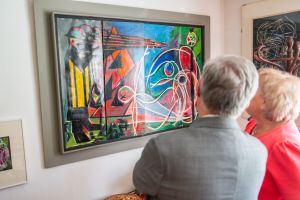 Das Tryptichon auf Holz gemalt von Künstler Pierre Savi, Schwager von Franz Stock, zeigt Deutsche Soldaten, wie sie französische Widerstandskämpfer erschießen. Dahinter befindet sich die Kreuzigung auf dem Berg Golgatha.